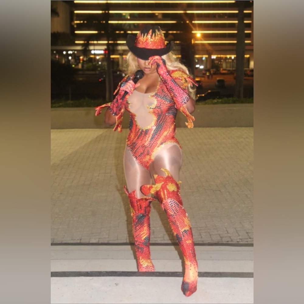 Costume - Picture 2 of 5